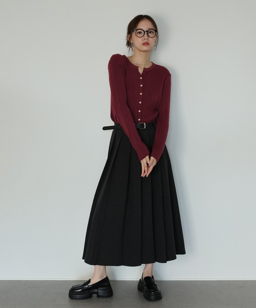 J by blue(ジェイバイブルー)の「ゴールドボタンケーブルクルーカーディガン(カーディガン/ボレロ・レディース・ボルドー/ベージュ/ブラック/グレー・MEDIUM)」の9枚目の写真