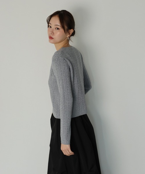 J by blue(ジェイバイブルー)の「ゴールドボタンケーブルクルーカーディガン(カーディガン/ボレロ・レディース・ボルドー/ベージュ/ブラック/グレー・MEDIUM)」の14枚目の写真