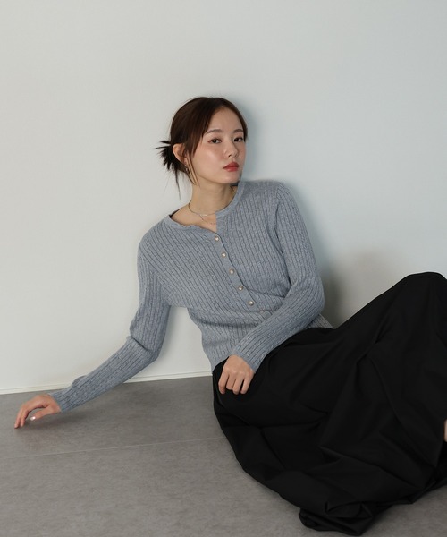 J by blue(ジェイバイブルー)の「ゴールドボタンケーブルクルーカーディガン(カーディガン/ボレロ・レディース・ボルドー/ベージュ/ブラック/グレー・MEDIUM)」の13枚目の写真