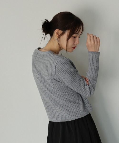 J by blue(ジェイバイブルー)の「ゴールドボタンケーブルクルーカーディガン(カーディガン/ボレロ・レディース・ボルドー/ベージュ/ブラック/グレー・MEDIUM)」の15枚目の写真