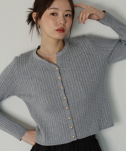 J by blue(ジェイバイブルー)の「ゴールドボタンケーブルクルーカーディガン(カーディガン/ボレロ・レディース・ボルドー/ベージュ/ブラック/グレー・MEDIUM)」の16枚目の写真