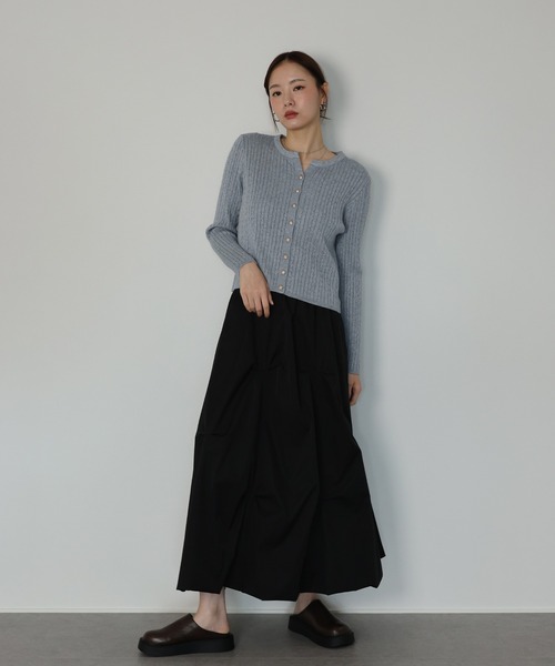 J by blue(ジェイバイブルー)の「ゴールドボタンケーブルクルーカーディガン(カーディガン/ボレロ・レディース・ボルドー/ベージュ/ブラック/グレー・MEDIUM)」の17枚目の写真