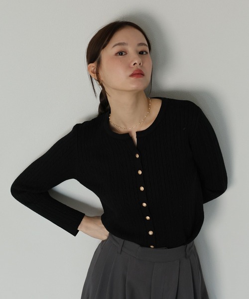 J by blue(ジェイバイブルー)の「ゴールドボタンケーブルクルーカーディガン(カーディガン/ボレロ・レディース・ボルドー/ベージュ/ブラック/グレー・MEDIUM)」の19枚目の写真