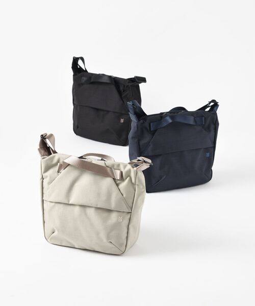 TRAVEL SHOP MILESTO(トラベルショップミレスト)の「STLAKT ハンドルショルダーバッグ M(ショルダーバッグ・レディース・グレイッシュベージュ/ブラック/ネイビー・フリ-)」の4枚目の写真