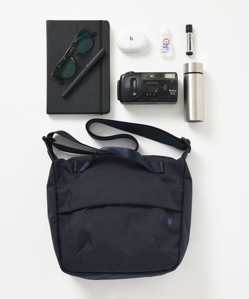 TRAVEL SHOP MILESTO(トラベルショップミレスト)の「STLAKT ハンドルショルダーバッグ M(ショルダーバッグ・レディース・グレイッシュベージュ/ブラック/ネイビー・フリ-)」の5枚目の写真