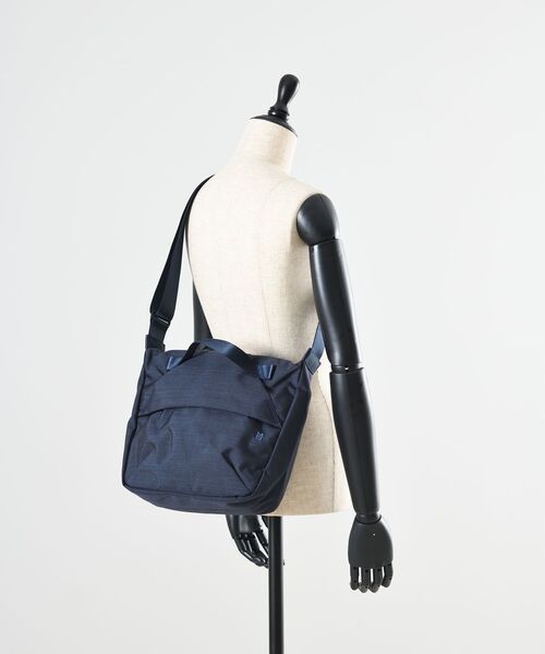 TRAVEL SHOP MILESTO(トラベルショップミレスト)の「STLAKT ハンドルショルダーバッグ M(ショルダーバッグ・レディース・グレイッシュベージュ/ブラック/ネイビー・フリ-)」の7枚目の写真