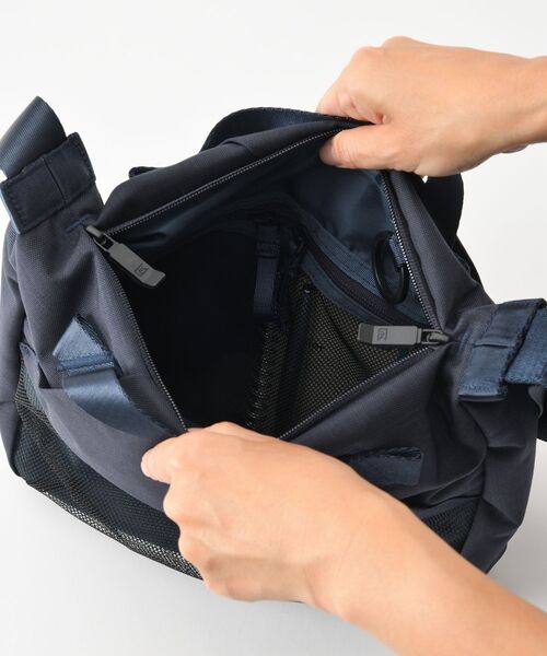 TRAVEL SHOP MILESTO(トラベルショップミレスト)の「STLAKT ハンドルショルダーバッグ M(ショルダーバッグ・レディース・グレイッシュベージュ/ブラック/ネイビー・フリ-)」の10枚目の写真