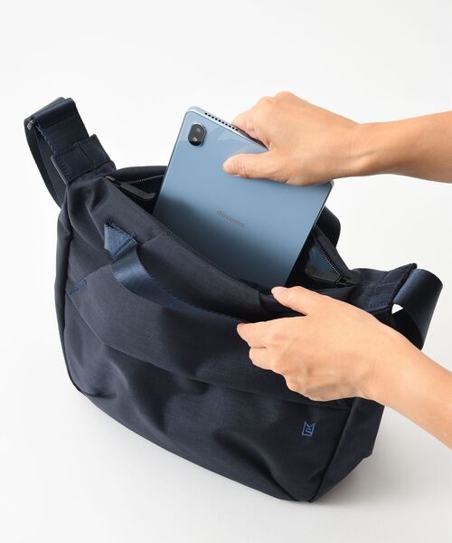 TRAVEL SHOP MILESTO(トラベルショップミレスト)の「STLAKT ハンドルショルダーバッグ M(ショルダーバッグ・レディース・グレイッシュベージュ/ブラック/ネイビー・フリ-)」の11枚目の写真