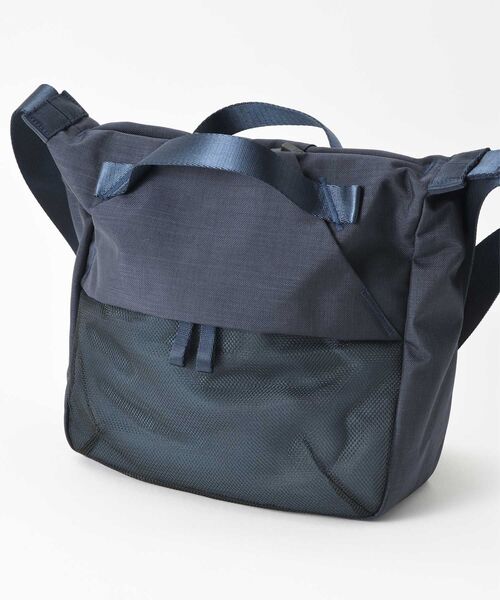 TRAVEL SHOP MILESTO(トラベルショップミレスト)の「STLAKT ハンドルショルダーバッグ M(ショルダーバッグ・レディース・グレイッシュベージュ/ブラック/ネイビー・フリ-)」の12枚目の写真