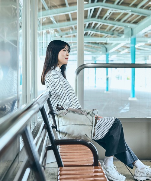 TRAVEL SHOP MILESTO(トラベルショップミレスト)の「STLAKT ハンドルショルダーバッグ M(ショルダーバッグ・レディース・グレイッシュベージュ/ブラック/ネイビー・フリ-)」の3枚目の写真