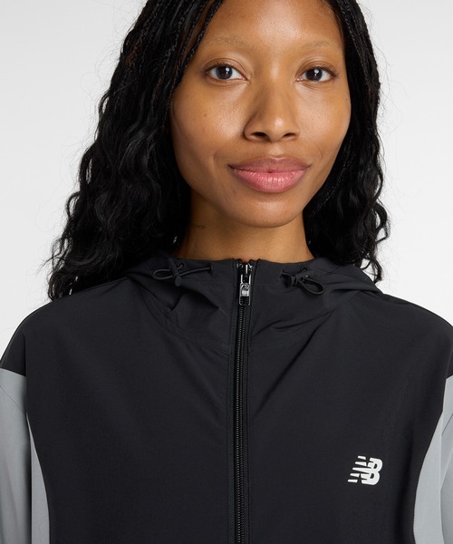 NEW BALANCE(ニューバランス)の「ウーブンフーデッドジャケット(ブルゾン・レディース・ブラック/オフホワイト/ネイビー・SMALL/MEDIUM/LARGE/X-LARGE)」の14枚目の写真