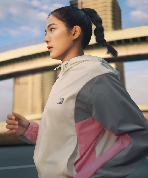 NEW BALANCE(ニューバランス)の「ウーブンフーデッドジャケット(ブルゾン・レディース・ブラック/オフホワイト/ネイビー・SMALL/MEDIUM/LARGE/X-LARGE)」の6枚目の写真