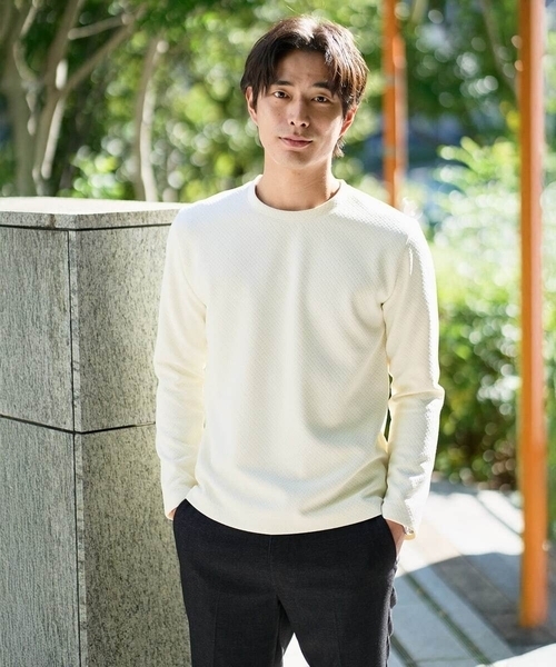 a.v.v（アーヴェヴェ）の「【イージーケア/毛玉になりにくい】バスケットジャカードクルーネックスマートTシャツ【洗濯機で洗える】<ON/OFF SERIES>（Tシャツ/カットソー・メンズ・チャコールグレー/アイボリー・46/48/50）」の2枚目の写真