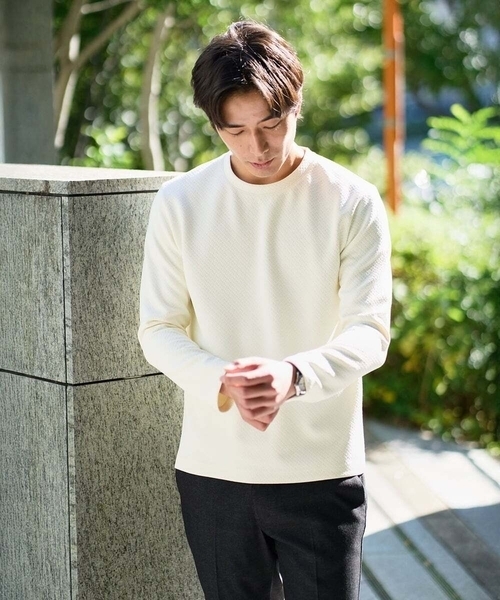 a.v.v（アーヴェヴェ）の「【イージーケア/毛玉になりにくい】バスケットジャカードクルーネックスマートTシャツ【洗濯機で洗える】<ON/OFF SERIES>（Tシャツ/カットソー・メンズ・チャコールグレー/アイボリー・46/48/50）」の6枚目の写真