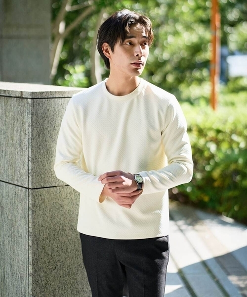 a.v.v（アーヴェヴェ）の「【イージーケア/毛玉になりにくい】バスケットジャカードクルーネックスマートTシャツ【洗濯機で洗える】<ON/OFF SERIES>（Tシャツ/カットソー・メンズ・チャコールグレー/アイボリー・46/48/50）」の5枚目の写真