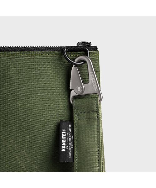 KANEITEI(カネイテイ)の「TIGER FLAT POUCH XL (OLIVE DRAB) / UPCYCLED(クラッチバッグ・レディース・カーキオリーブ・FREE)」の6枚目の写真