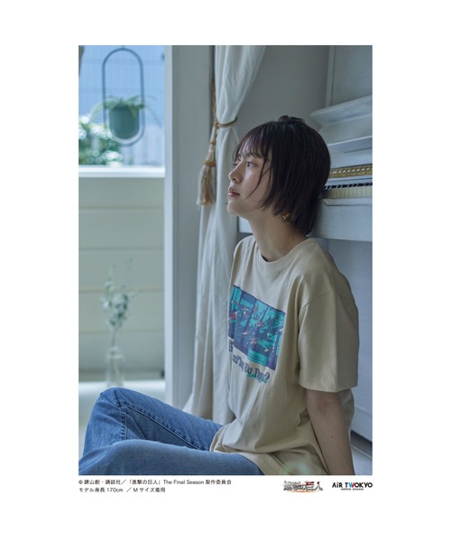 AIR TWOKYO(エアトゥーキョー)の「TVアニメ『進撃の巨人』 The Final Season 完結編 (前編)イラストTシャツ6(「君のどこが自由なのか」)(Tシャツ/カットソー・レディース・サンドベージュ・XX-LARGE/X-LARGE/LARGE/MEDIUM/SMALL)」の2枚目の写真