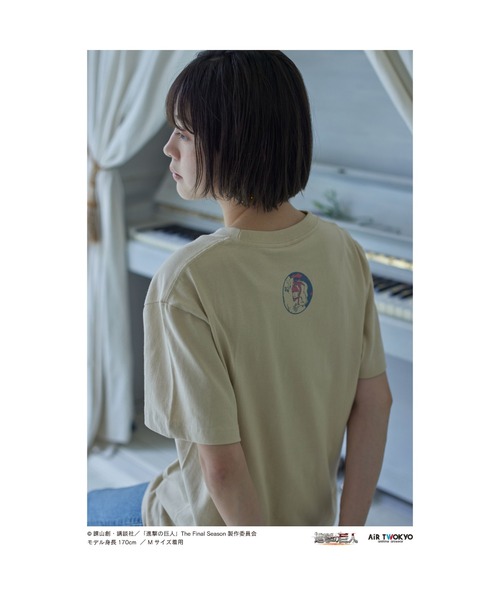 AIR TWOKYO(エアトゥーキョー)の「TVアニメ『進撃の巨人』 The Final Season 完結編 (前編)イラストTシャツ6(「君のどこが自由なのか」)(Tシャツ/カットソー・レディース・サンドベージュ・XX-LARGE/X-LARGE/LARGE/MEDIUM/SMALL)」の3枚目の写真