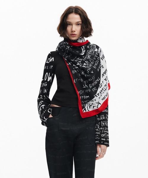 Desigual(デシグアル)の「【Desigual デシグアル】LETTERS RECTANGLE レタリングスカーフ(ストール/ショール・レディース・ブラック・FREE)」の4枚目の写真
