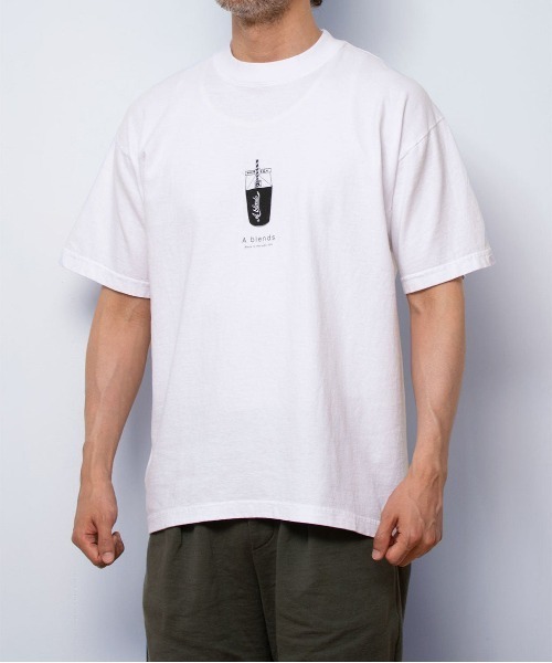 A blends(エイブレンズ)の「"A blends Youth movie dating ""drink"" プリントTシャツ"(Tシャツ/カットソー・メンズ・ホワイト・MEDIUM/LARGE/X-LARGE)」の1枚目の写真