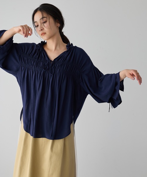 Editt by YECCA VECCA（エディットバイイェッカヴェッカ）の「シャーリングギャザーリボンブラウス（シャツ/ブラウス・レディース・イエロー/ネイビー/オフホワイト/サックスブルー・FREE）」の2枚目の写真