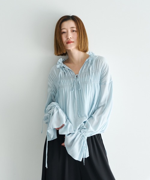 Editt by YECCA VECCA（エディットバイイェッカヴェッカ）の「シャーリングギャザーリボンブラウス（シャツ/ブラウス・レディース・イエロー/ネイビー/オフホワイト/サックスブルー・FREE）」の3枚目の写真
