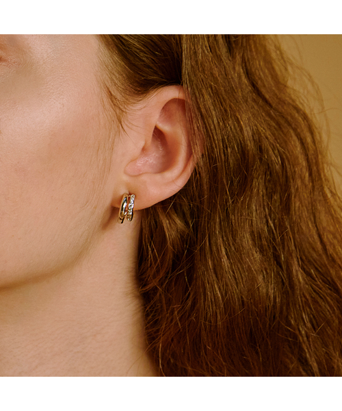 HEI（ヘイ）の「two-line cubic earring（ピアス（両耳用）・レディース・ホワイト/イエローゴールド・FREE）」の2枚目の写真