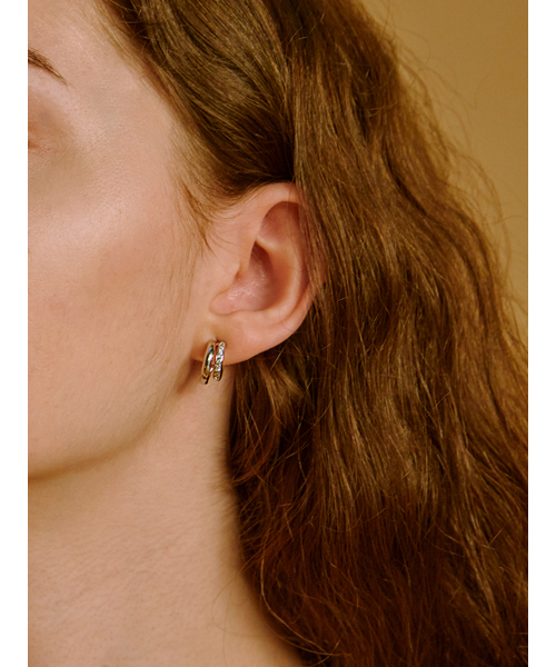 HEI（ヘイ）の「two-line cubic earring（ピアス（両耳用）・レディース・ホワイト/イエローゴールド・FREE）」の3枚目の写真