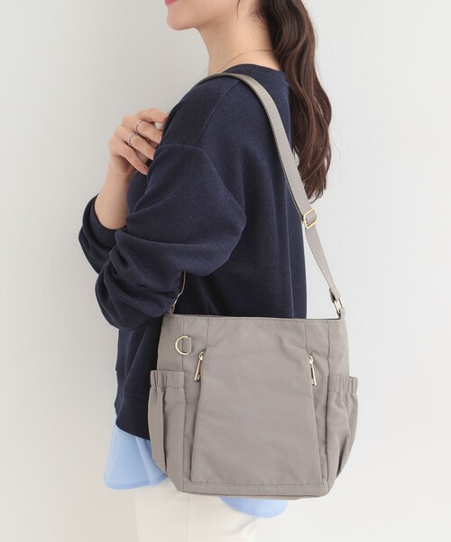 SHOO・LA・RUE（シューラルー）の「【撥水】縦ファスナー8ポケットショルダーバッグ（ショルダーバッグ・レディース・ブラック/アイボリー/ナチュラル・00）」の3枚目の写真