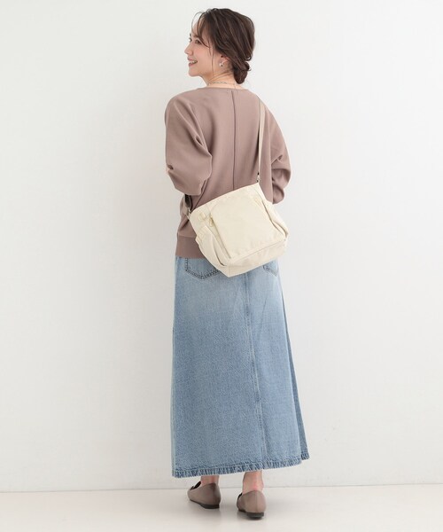 SHOO・LA・RUE（シューラルー）の「【撥水】縦ファスナー8ポケットショルダーバッグ（ショルダーバッグ・レディース・ブラック/アイボリー/ナチュラル・00）」の5枚目の写真