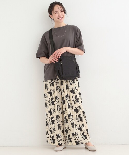 SHOO・LA・RUE（シューラルー）の「【撥水】縦ファスナー8ポケットショルダーバッグ（ショルダーバッグ・レディース・ブラック/アイボリー/ナチュラル・00）」の7枚目の写真