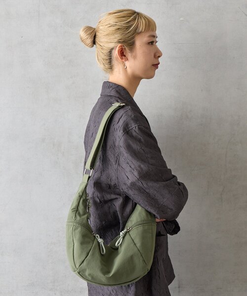 BIRTHDAY BAR（バースデイバー）の「ナイロンショルダーZIPボディバッグ（ショルダーバッグ・レディース・ブラック/ベージュ/ブルー/グリーン・0）」の3枚目の写真