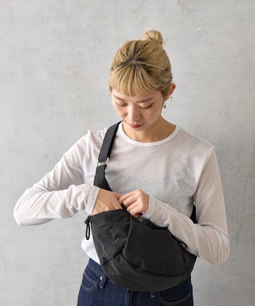 BIRTHDAY BAR（バースデイバー）の「ナイロンショルダーZIPボディバッグ（ショルダーバッグ・レディース・ブラック/ベージュ/ブルー/グリーン・0）」の5枚目の写真