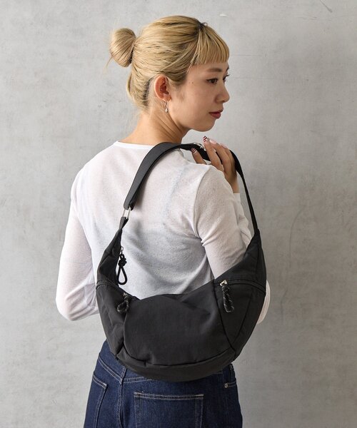 BIRTHDAY BAR（バースデイバー）の「ナイロンショルダーZIPボディバッグ（ショルダーバッグ・レディース・ブラック/ベージュ/ブルー/グリーン・0）」の6枚目の写真