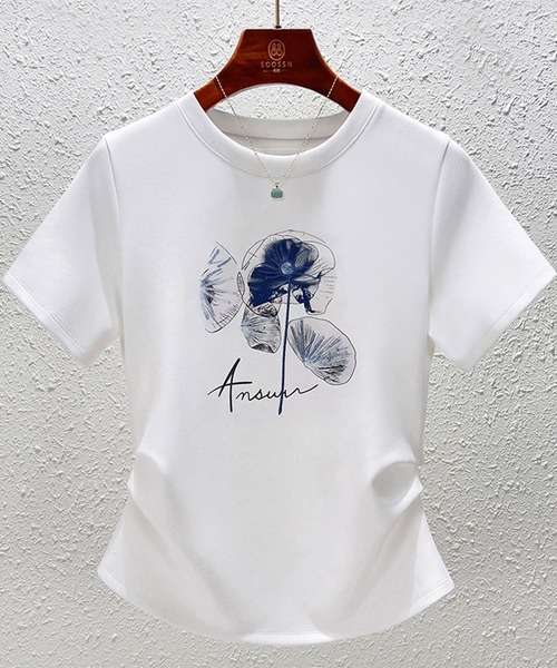 &soiree(アンドソワレ)の「サイドタックフラワープリントTシャツ(Tシャツ/カットソー・レディース・サックスブルー/ブラック/ピンク/ホワイト・X-LARGE/LARGE/MEDIUM)」の1枚目の写真