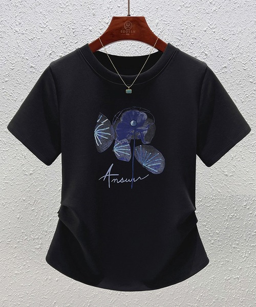 &soiree(アンドソワレ)の「サイドタックフラワープリントTシャツ(Tシャツ/カットソー・レディース・サックスブルー/ブラック/ピンク/ホワイト・X-LARGE/LARGE/MEDIUM)」の2枚目の写真