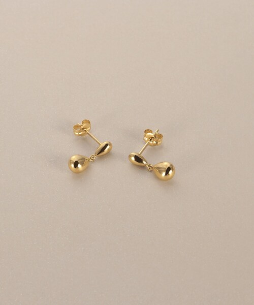 COCOSHNIK(ココシュニック)の「K18中空ペアシェイプ大小 スタッドピアス(ピアス(両耳用)・レディース・イエローゴールド・00)」の1枚目の写真