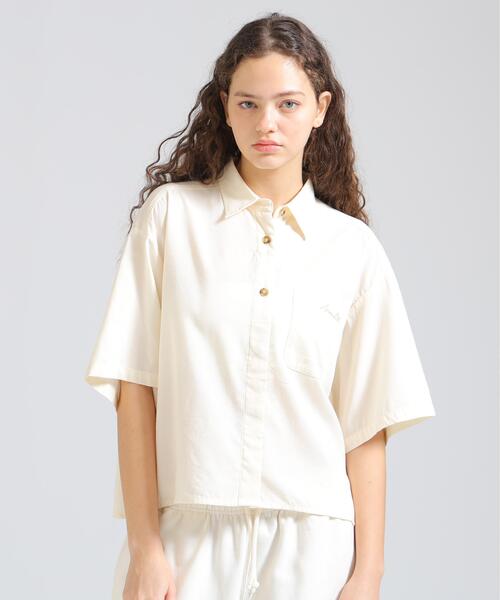 AVIREX（アヴィレックス）の「《直営店限定》H/S BACK GATHER DETAILS SHIRT（シャツ/ブラウス・レディース・ブラック/ホワイト系2/オリーブ系/レンガ・F）」の2枚目の写真