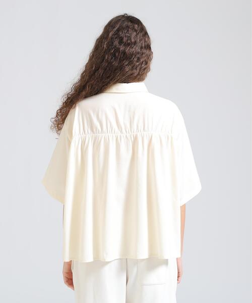 AVIREX（アヴィレックス）の「《直営店限定》H/S BACK GATHER DETAILS SHIRT（シャツ/ブラウス・レディース・ブラック/ホワイト系2/オリーブ系/レンガ・F）」の14枚目の写真