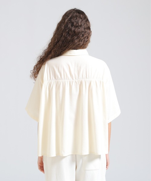 AVIREX（アヴィレックス）の「《直営店限定》H/S BACK GATHER DETAILS SHIRT（シャツ/ブラウス・レディース・ブラック/ホワイト系2/オリーブ系/レンガ・F）」の11枚目の写真