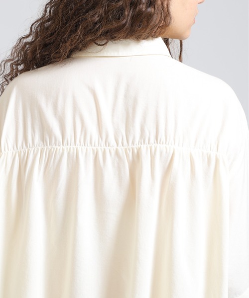 AVIREX（アヴィレックス）の「《直営店限定》H/S BACK GATHER DETAILS SHIRT（シャツ/ブラウス・レディース・ブラック/ホワイト系2/オリーブ系/レンガ・F）」の12枚目の写真