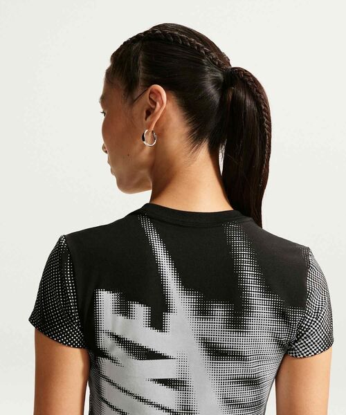 NIKE(ナイキ)の「ナイキ スポーツウェア チル ニット ウィメンズ スリム クロップド Tシャツ / Nike Sportswear Chill Knit Women's Slim Cropped T-Shirt IR7845-010 Black(Tシャツ/カットソー・レディース・ブラック・M/L/S/XL/XS)」の3枚目の写真