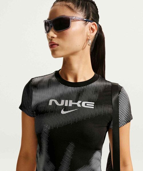 NIKE(ナイキ)の「ナイキ スポーツウェア チル ニット ウィメンズ スリム クロップド Tシャツ / Nike Sportswear Chill Knit Women's Slim Cropped T-Shirt IR7845-010 Black(Tシャツ/カットソー・レディース・ブラック・M/L/S/XL/XS)」の4枚目の写真