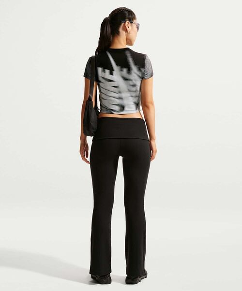 NIKE(ナイキ)の「ナイキ スポーツウェア チル ニット ウィメンズ スリム クロップド Tシャツ / Nike Sportswear Chill Knit Women's Slim Cropped T-Shirt IR7845-010 Black(Tシャツ/カットソー・レディース・ブラック・M/L/S/XL/XS)」の6枚目の写真