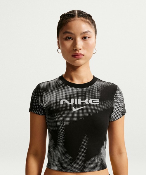 NIKE(ナイキ)の「ナイキ スポーツウェア チル ニット ウィメンズ スリム クロップド Tシャツ / Nike Sportswear Chill Knit Women's Slim Cropped T-Shirt IR7845-010 Black(Tシャツ/カットソー・レディース・ブラック・M/L/S/XL/XS)」の2枚目の写真