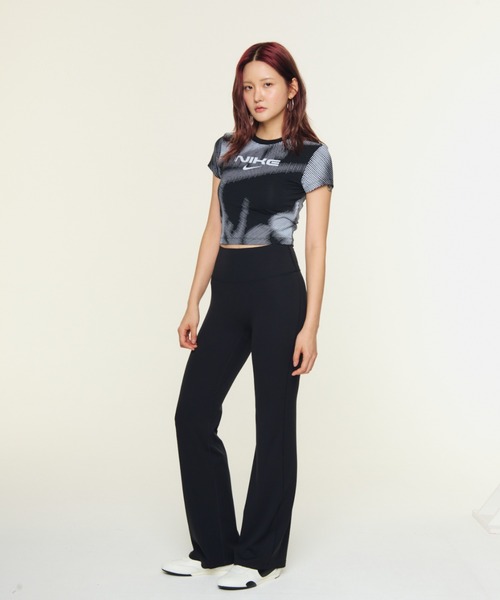 NIKE(ナイキ)の「ナイキ スポーツウェア チル ニット ウィメンズ スリム クロップド Tシャツ / Nike Sportswear Chill Knit Women's Slim Cropped T-Shirt IR7845-010 Black(Tシャツ/カットソー・レディース・ブラック・M/L/S/XL/XS)」の9枚目の写真