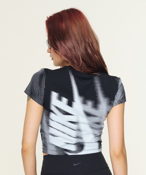 NIKE(ナイキ)の「ナイキ スポーツウェア チル ニット ウィメンズ スリム クロップド Tシャツ / Nike Sportswear Chill Knit Women's Slim Cropped T-Shirt IR7845-010 Black(Tシャツ/カットソー・レディース・ブラック・M/L/S/XL/XS)」の8枚目の写真