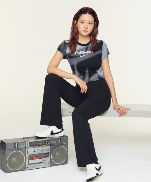 NIKE(ナイキ)の「ナイキ スポーツウェア チル ニット ウィメンズ スリム クロップド Tシャツ / Nike Sportswear Chill Knit Women's Slim Cropped T-Shirt IR7845-010 Black(Tシャツ/カットソー・レディース・ブラック・M/L/S/XL/XS)」の11枚目の写真