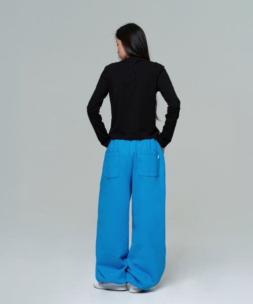 ERA（エラ）の「UNISEX ERA WIDE JOGGER SWEATPANTS - CAPRI BLUE（スウェットパンツ・レディース・ライトブルー・LARGE/MEDIUM/SMALL）」の2枚目の写真
