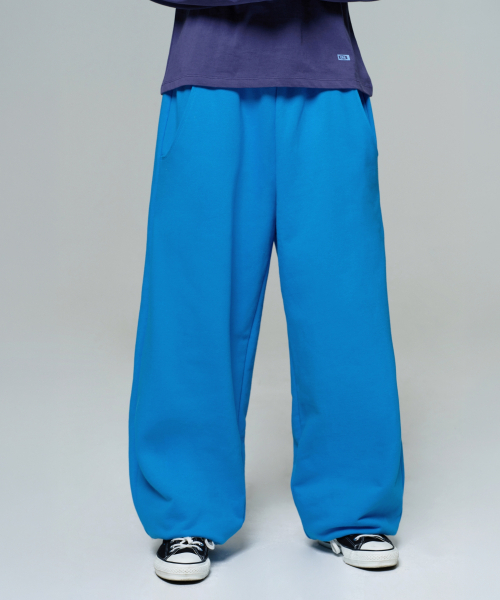 ERA（エラ）の「UNISEX ERA WIDE JOGGER SWEATPANTS - CAPRI BLUE（スウェットパンツ・レディース・ライトブルー・LARGE/MEDIUM/SMALL）」の3枚目の写真